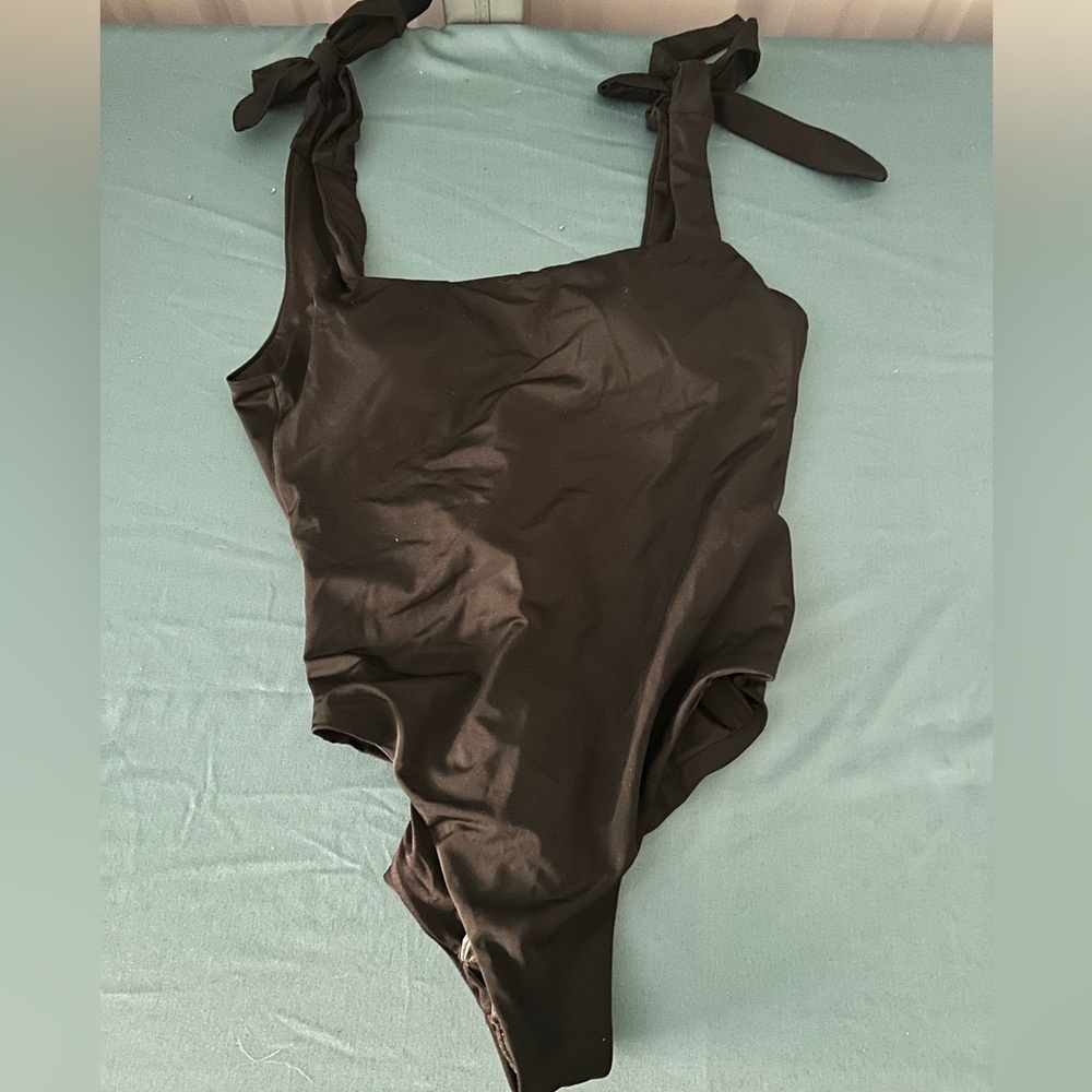 Black swimsuit‎